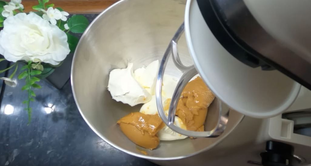 Przygotowanie ciasta leniwej synowej - Pyszności; Foto: kadr z materiału na kanale YouTube PrzySmaki
