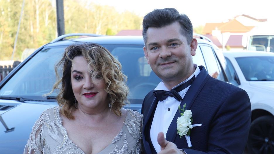 Danuta i Zenon Martyniukowie na ślubie syna