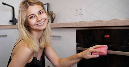 Czysty piekarnik w 3 minuty? To prosty trik, nie żadna magiczna sztuczka!