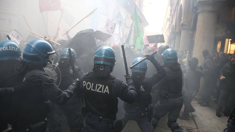 Włoska policja w starciu z neofaszystowskimi demonstrantami