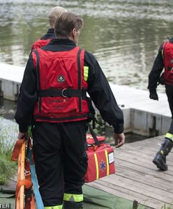 Traktor do góry kołami w stawie. Płetwonurkowie wyłowili ciało