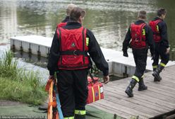 Traktor do góry kołami w stawie. Płetwonurkowie wyłowili ciało