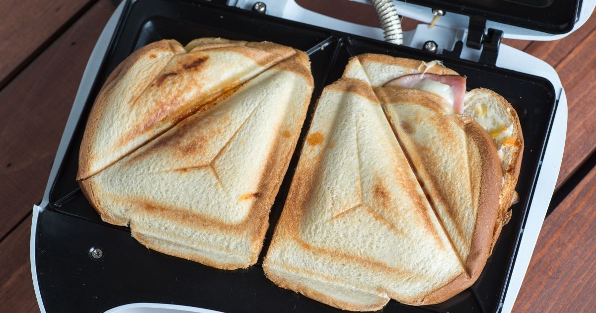 Jak wyczyścić toster- Pyszności źródło Canva