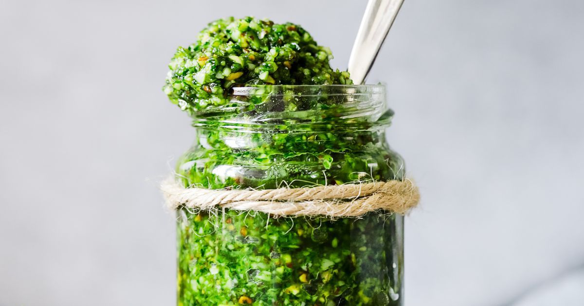 Pesto z liści rzodkiewki - Pyszności; źródło: Canva