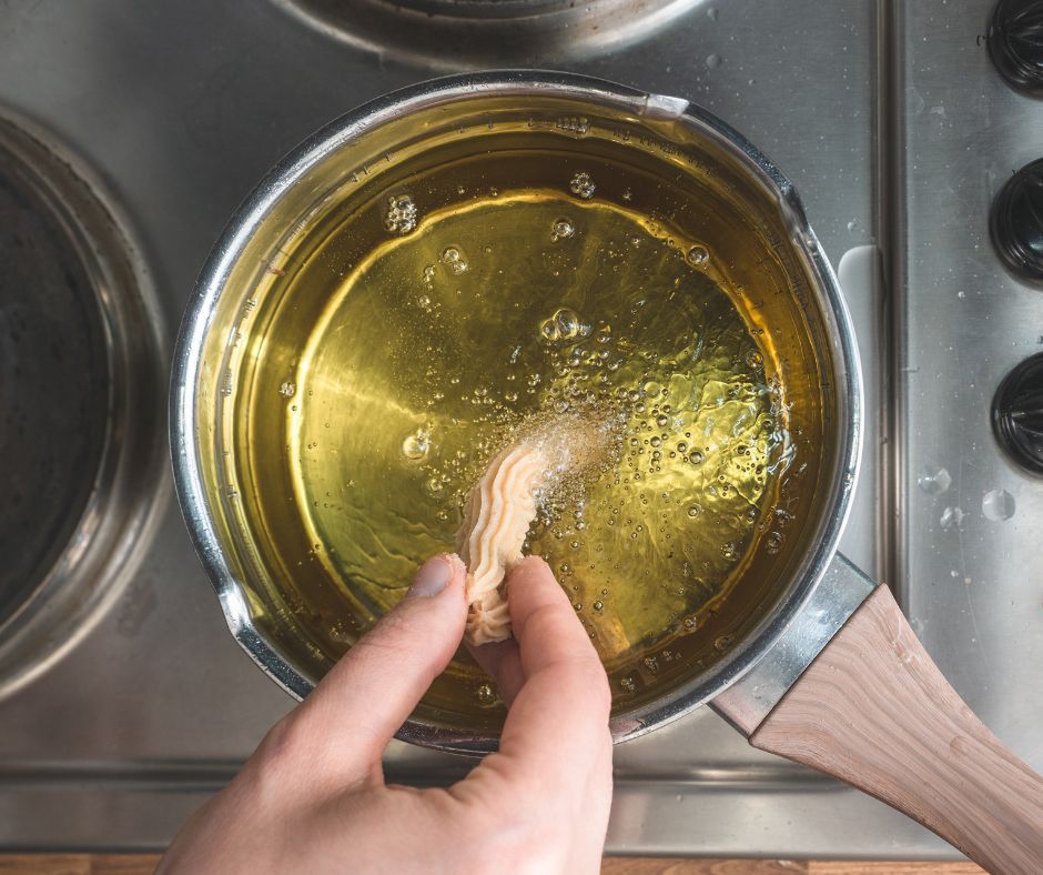 Czemu olej pieni się podczas smażenia- Pyszności źródło Canva