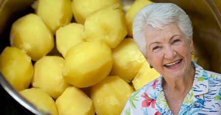Babcia zawsze zawijała ziemniaki w kołdrę. Po latach sama zaczęłam tak robić