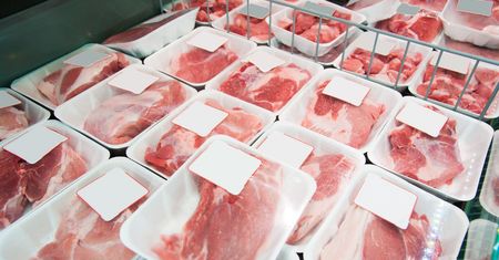 Niska cena mięsa w marketach nie oznacza niczego dobrego. "Po przeczytaniu już go nie kupisz"
