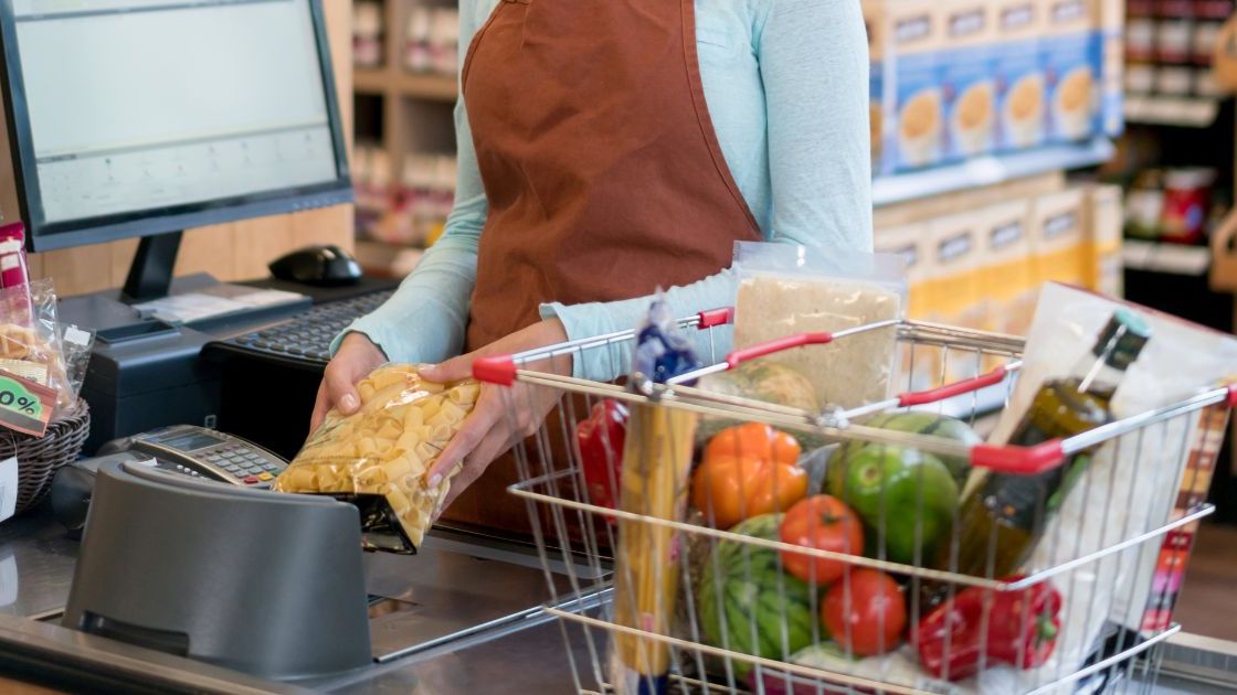 Praca w Biedronce- Pyszności źródło Canva