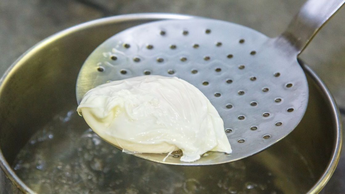 Jak zrobić idealne jajko w koszulce- Pyszności źródło Canva