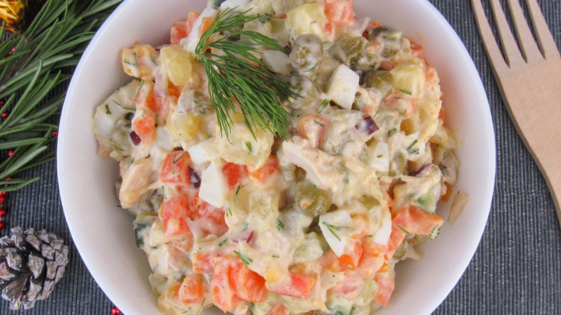 Lekka sałatka jarzynowa- Pyszności/ źródło: Canva