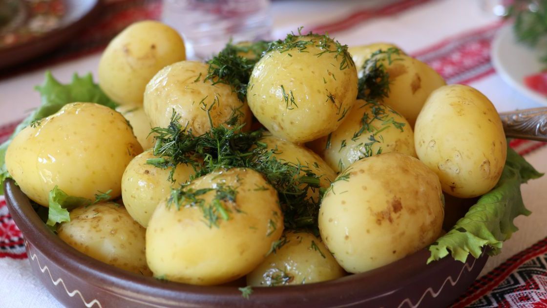 Młode ziemniaki w winie- Pyszności, źródło Canva
