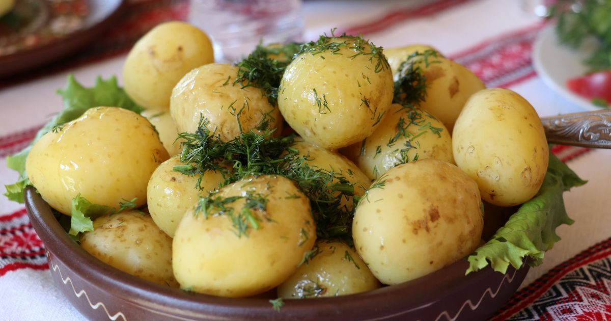 Młode ziemniaki w winie- Pyszności, źródło Canva