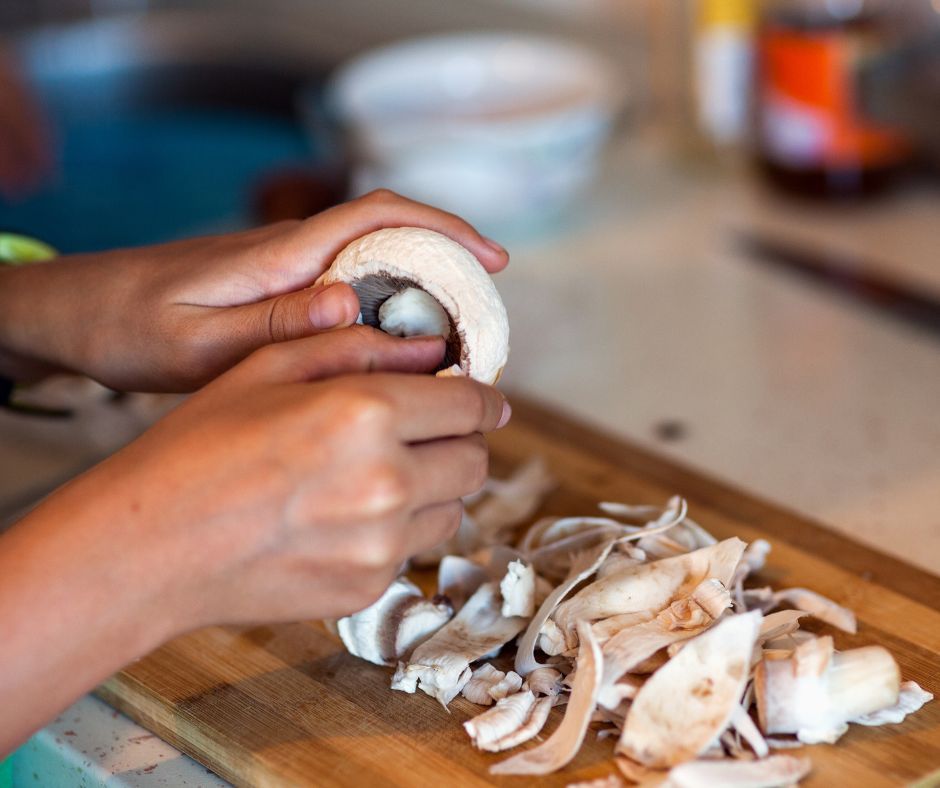 Obierki po pieczarkach- Pyszności źródło Canva(1)