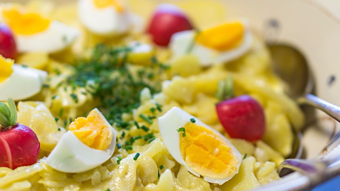 Sałatka jarzynowa- Pyszności; źródło: Canva