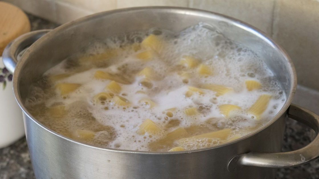 Woda po gotowaniu makaronu- Pyszności/ źródło: Canva