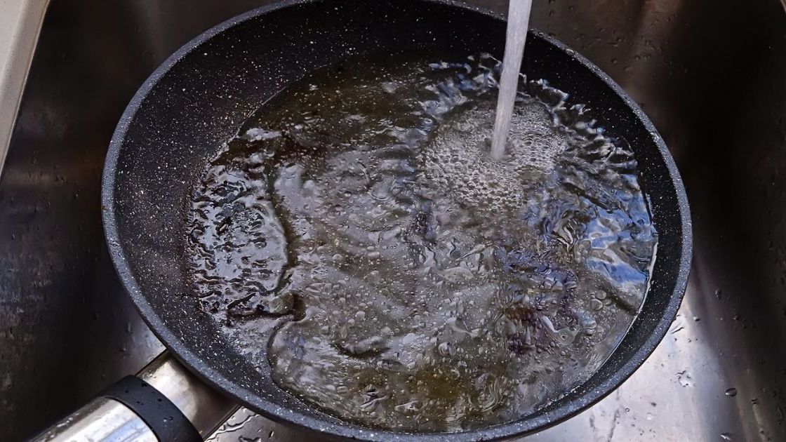 Jak uratować przypaloną patelnię - Pyszności/ źródło: Canva