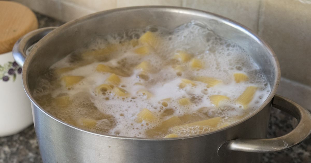 Woda po gotowaniu makaronu to cenny płyn. Nie wylewaj jej do zlewu