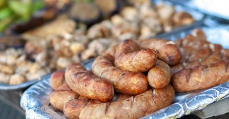 Czym zastąpić folię aluminiową? Sprawdź, dzięki jakim trikom grillowanie będzie zdrowsze
