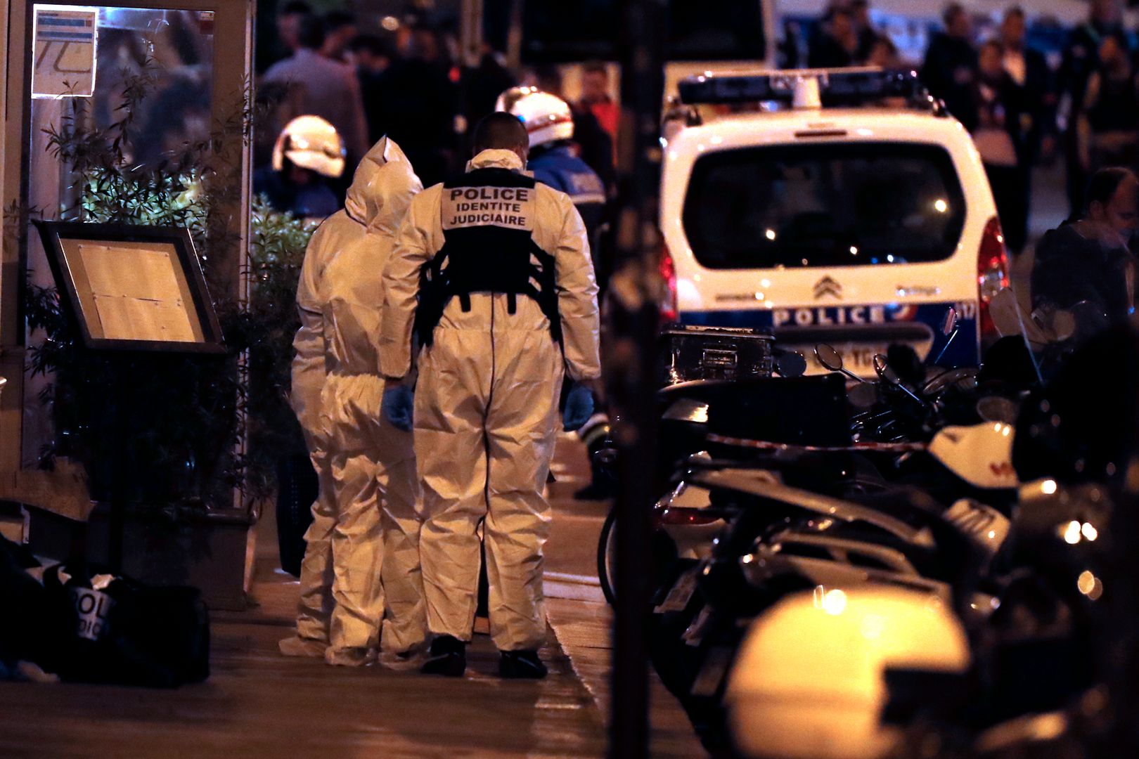Policjanci na miejscu zamachu nożownika w Paryżu