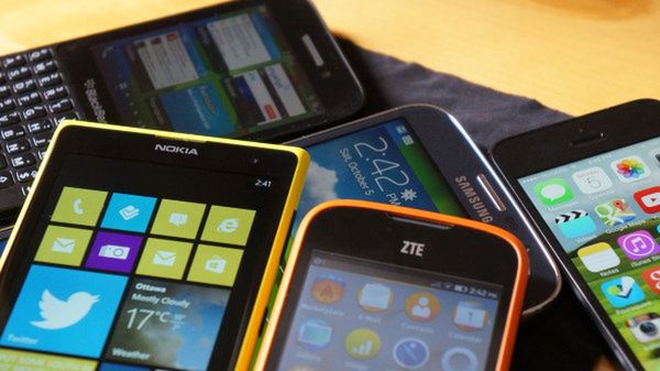 Producenci smartfonów niechętnie dzielą się danymi dotyczącymi ich sprzedaży. Podają najwyżej ogólnikowe wartości dotyczące poszczególnych regionów, a i to tylko wtedy, kiedy uważają, że mają czym się pochwalić. Oszacowanie, który telefon jest faktycznie najpopularniejszy na świecie jest więc niezmiernie trudne. Co nie znaczy, że nie można i nie warto próbować.

Ciekawym przyczynkiem do tego może być coroczny ranking firmy Krusell. Ocenia ona popularność telefonów na podstawie… liczby ochronnych obudów, jaką udało jej się sprzedać do poszczególnych modeli. Metodę tą można uznać za dość kontrowersyjną – świadczyć może bowiem nie tyle o tym, jakim powodzeniem cieszą się poszczególne modele, co o strachu, jaki odczuwają użytkownicy przed ich zniszczeniem. Wiadomo więc, że w przewadze będą tu droższe, topowe modele. Ale z drugiej strony jest ona o tyle lepsza od jakichkolwiek rankingów sprzedaży, że mówi nie tylko o aparatach kupionych w danym roku, ale o wszystkich, jakie znajdują się aktualnie w użytku.  Z całą pewnością warto więc zapoznać się z wynikami tego zestawienia.