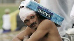 Ranny w głowę mężczyzna czeka na transport w prowizorycznym centrum ewakuacyjnym