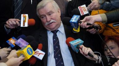 Lech Wałęsa podczas rozmowy z dziennikarzami w swoim gdańskim biurze