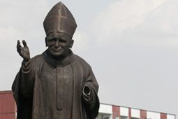 Wandale uszkodzili pomnik Jana Pawła II