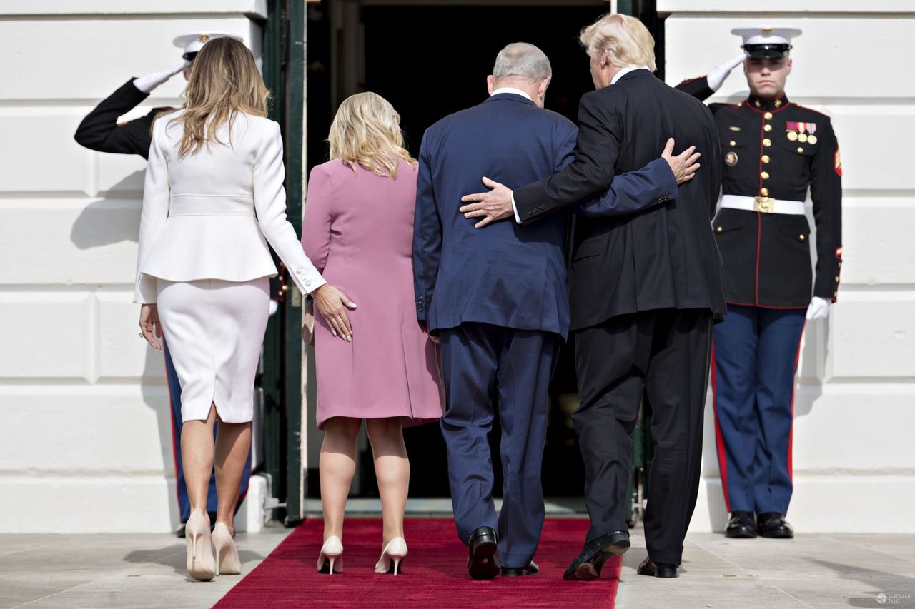 Dłoń Melanii Trump znalazła się przypadkowo na pupie żony premiera Izraela, Sary Netanjahu