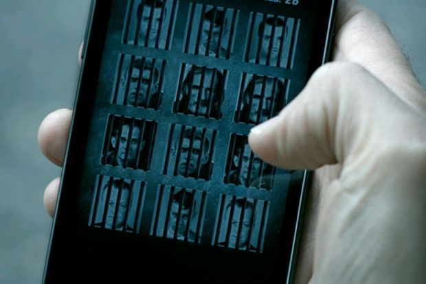 Zaskakujący pomysł polskiej policji: gra na smartfony z wizerunkami osób poszukiwanych listami gończymi