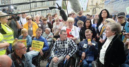 Protest niepełnosprawnych przed Pałacem Prezydenckim