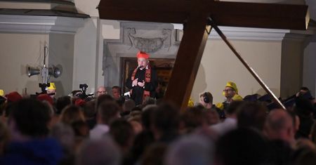 Wielkanoc. "Krzyż dzieci i nauczycieli". Emocjonalne słowa kard. Kazimierza Nycza