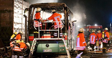 20 osób spłonęło w autokarze