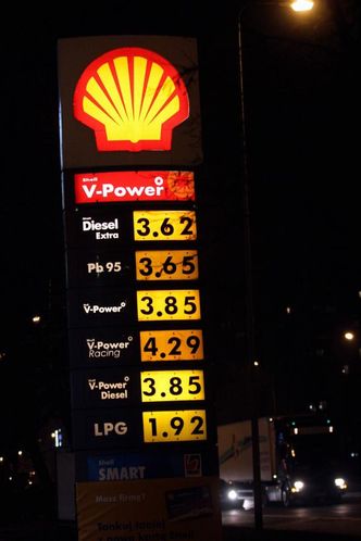 Paliwo po 3,5 zł, średnia pensja 3 tys. zł. Tak przez 10 lat zmieniła się polska gospodarka