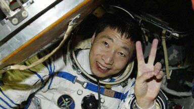 Chiński astronauta Yang Liwei na pokładzie statku Shenzou V, po lądowaniu w Mongolii