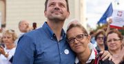 Rafał Trzaskowski w romantycznym uniesieniu na pięknym zdjęciu z żoną: "Brawo! To jest normalność! "