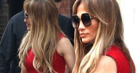 Jennifer Lopez nawet na obiedzie z dziećmi i kochankiem wygląda jak lalka! Tylko co się stało z jej perfekcyjnym brzuchem? [ZDJĘCIA]