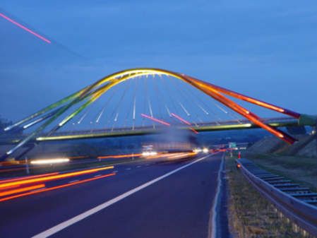 Tęczowy most na autostradzie