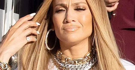 Boska Jennifer Lopez wreszcie zaliczyła wielką wpadkę! To, co wystawało spod jej spodni obala mit jej doskonałości!