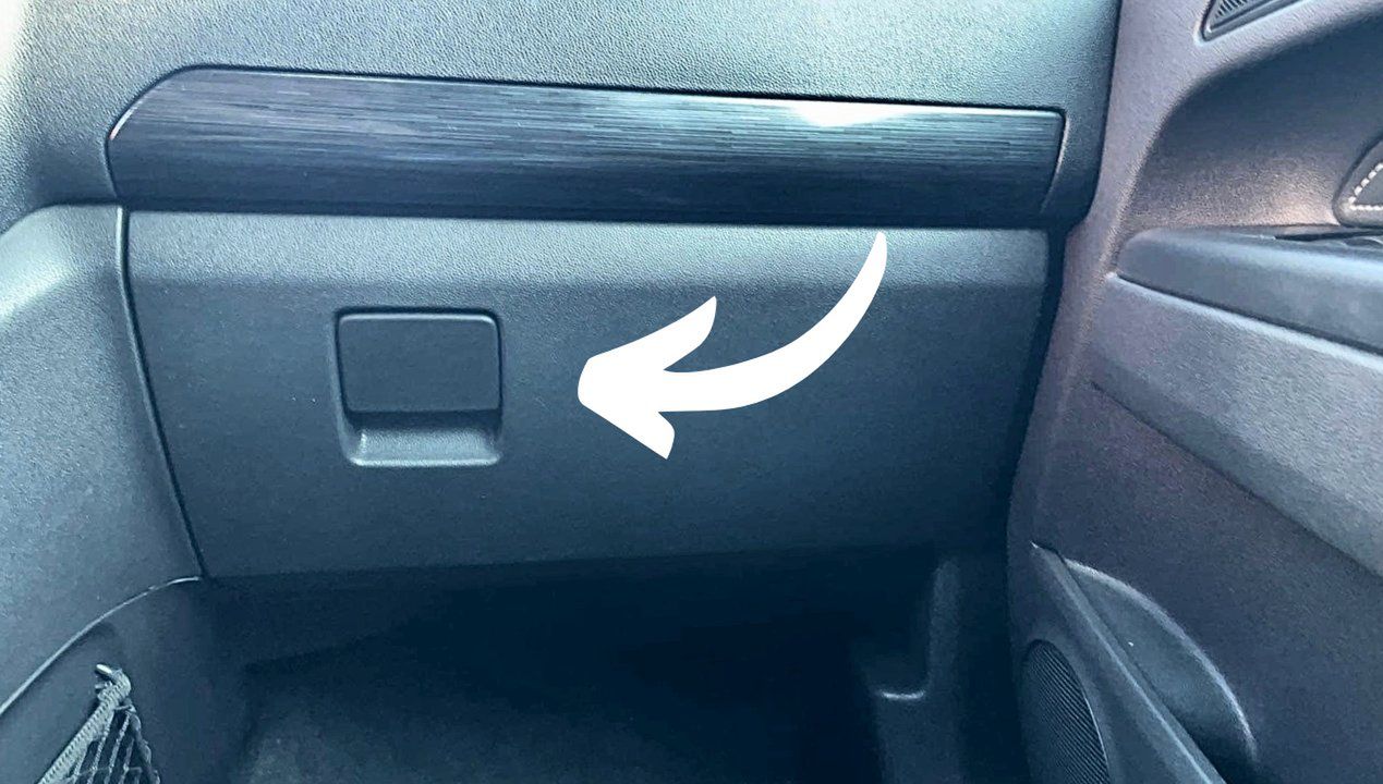 A hidden function in the car glove compartment. Photo: Genialne.pl