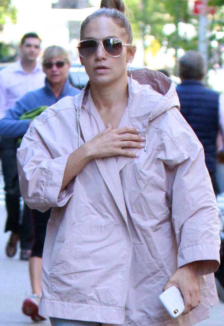 Jennifer Lopez w kurtce ortalionowej