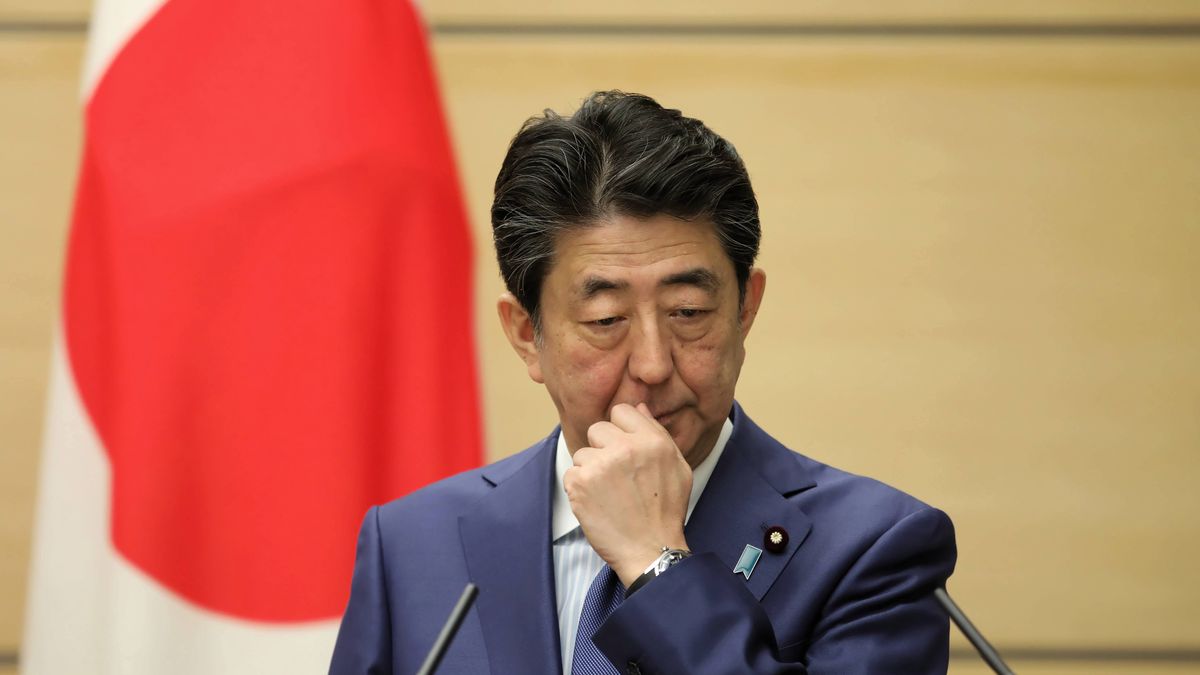 Premier Shinzo Abe ma powody do zmartwień.