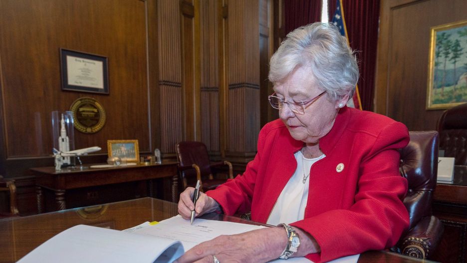 Republikanka Kay Ivey pełniąca funkcję guberantor Alabamy podpisała ustawę ograniczającą prawo do aborcji