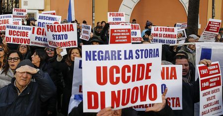 Protesty przed polskimi ambasadami we Włoszech i Izraelu