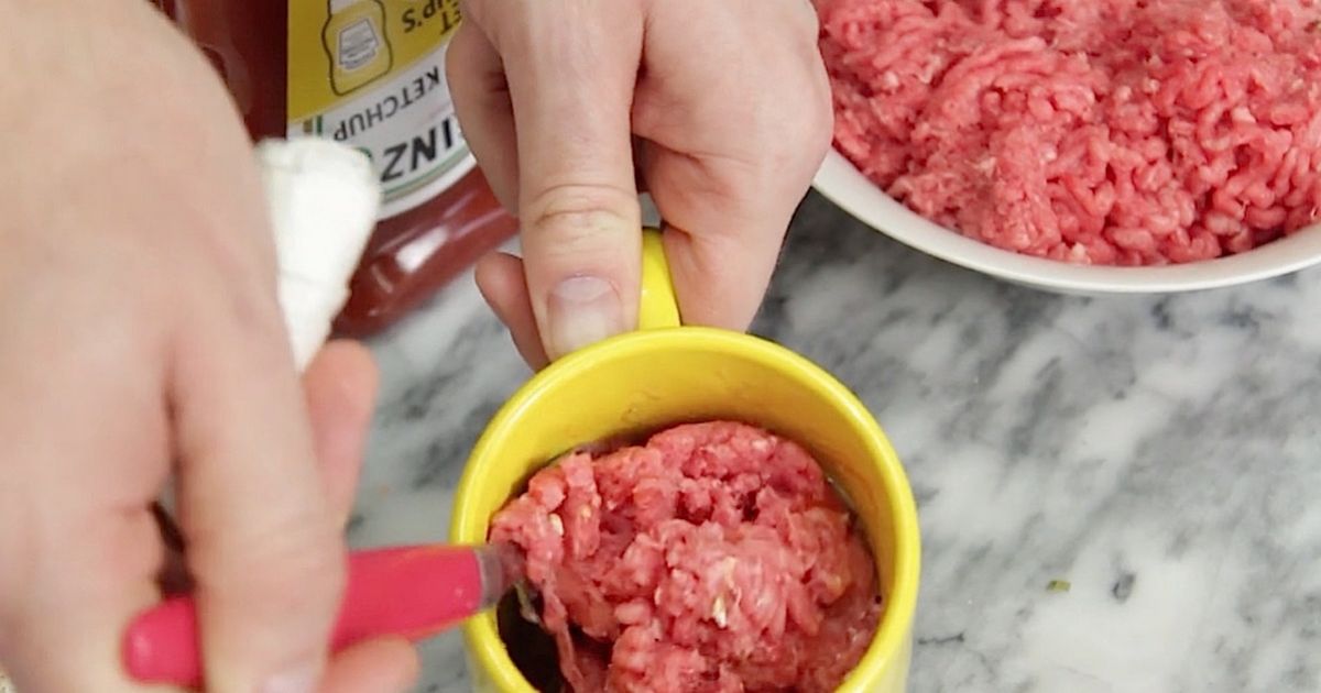 Włożył do kubka surową wołowinę, a 3 minuty później powstało coś wspaniałego. Super pomysł!