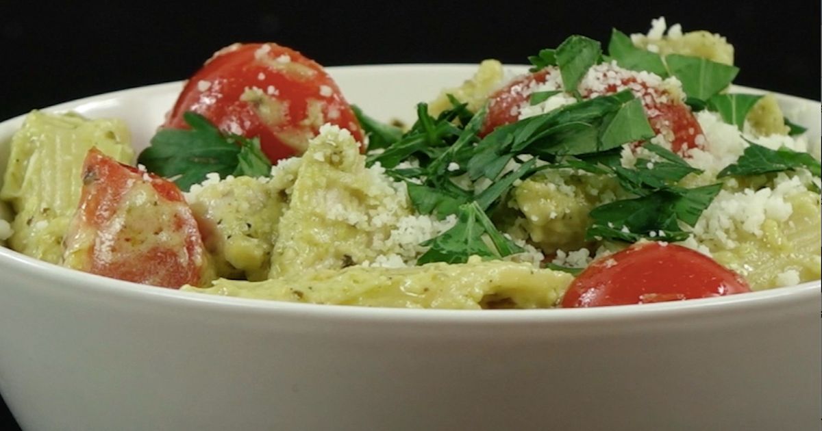 Makaron z kurczakiem, pesto i pomidorkami koktajlowymi