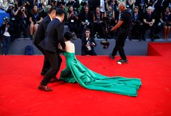 Imponująca suknia i spektakularny upadek Moon So-ri