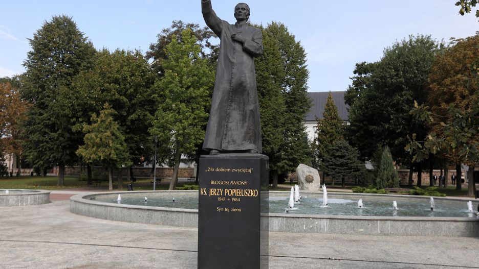 Pomnik ks. Jerzego Popiełuszki w jego rodzinnej miejscowości Suchowola.