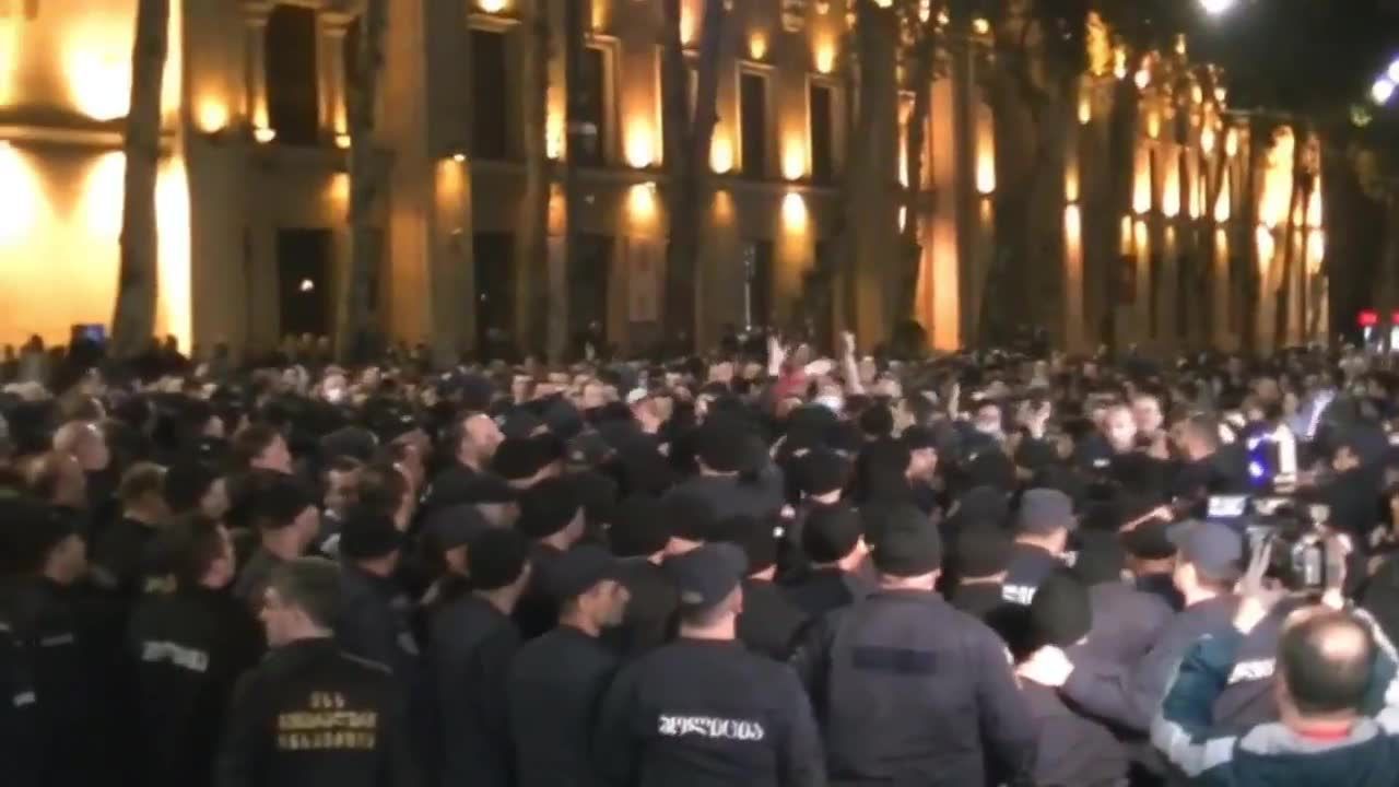 Protesty przeciwko brutalności policji w Tbilisi