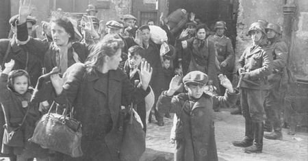 "Polacy cierpieli bardziej niż Żydzi? To absurd"