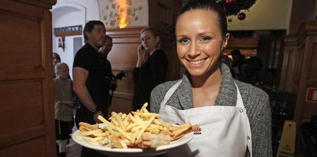 Mrozowska leczy kompleksy nagością